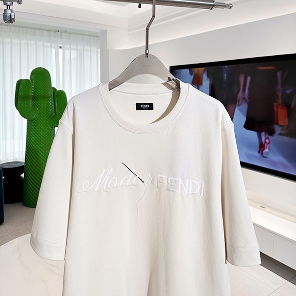超希少！フェンディ ロゴエンブロイダリー コットンTシャツ 偽物 FY1291AR6Q